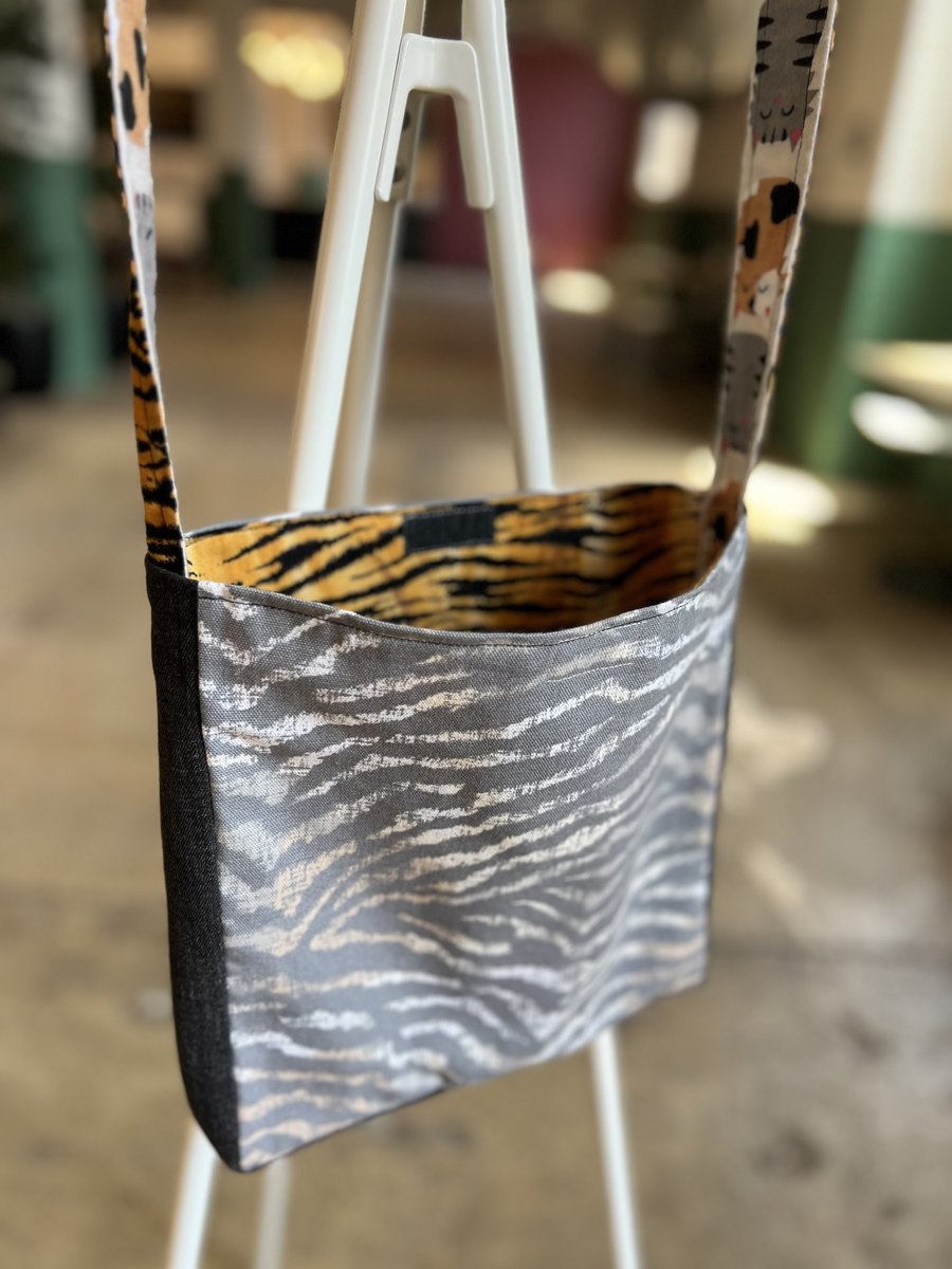 Three little cats crossbody bag