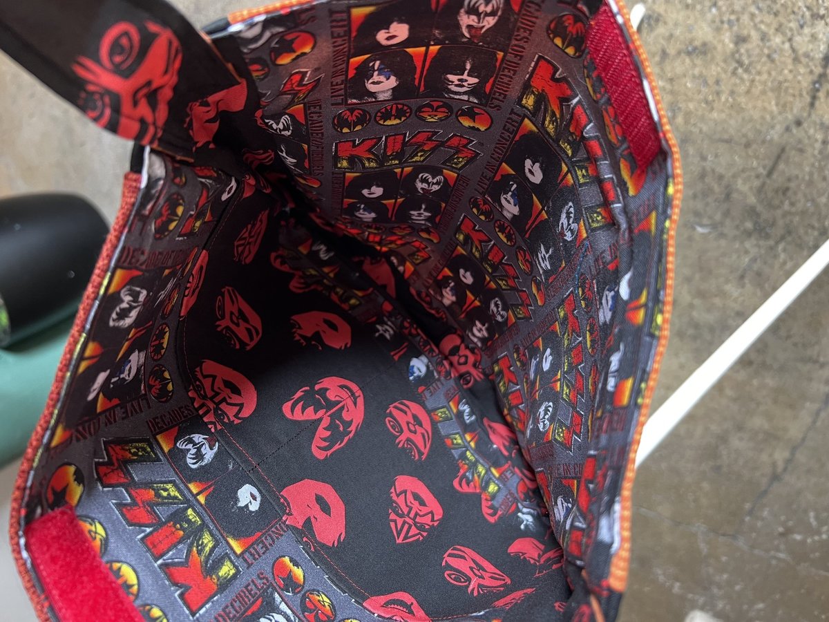 KISS tshirt crossbody bag
